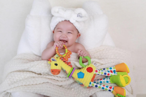 孟津宝宝咬手指甲